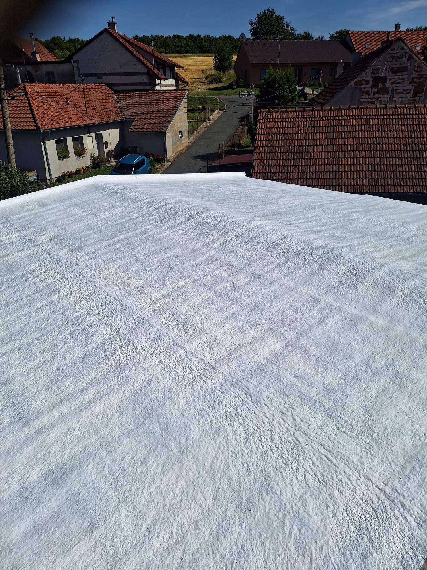 Bílá střecha po renovaci tekutou hydroizolací